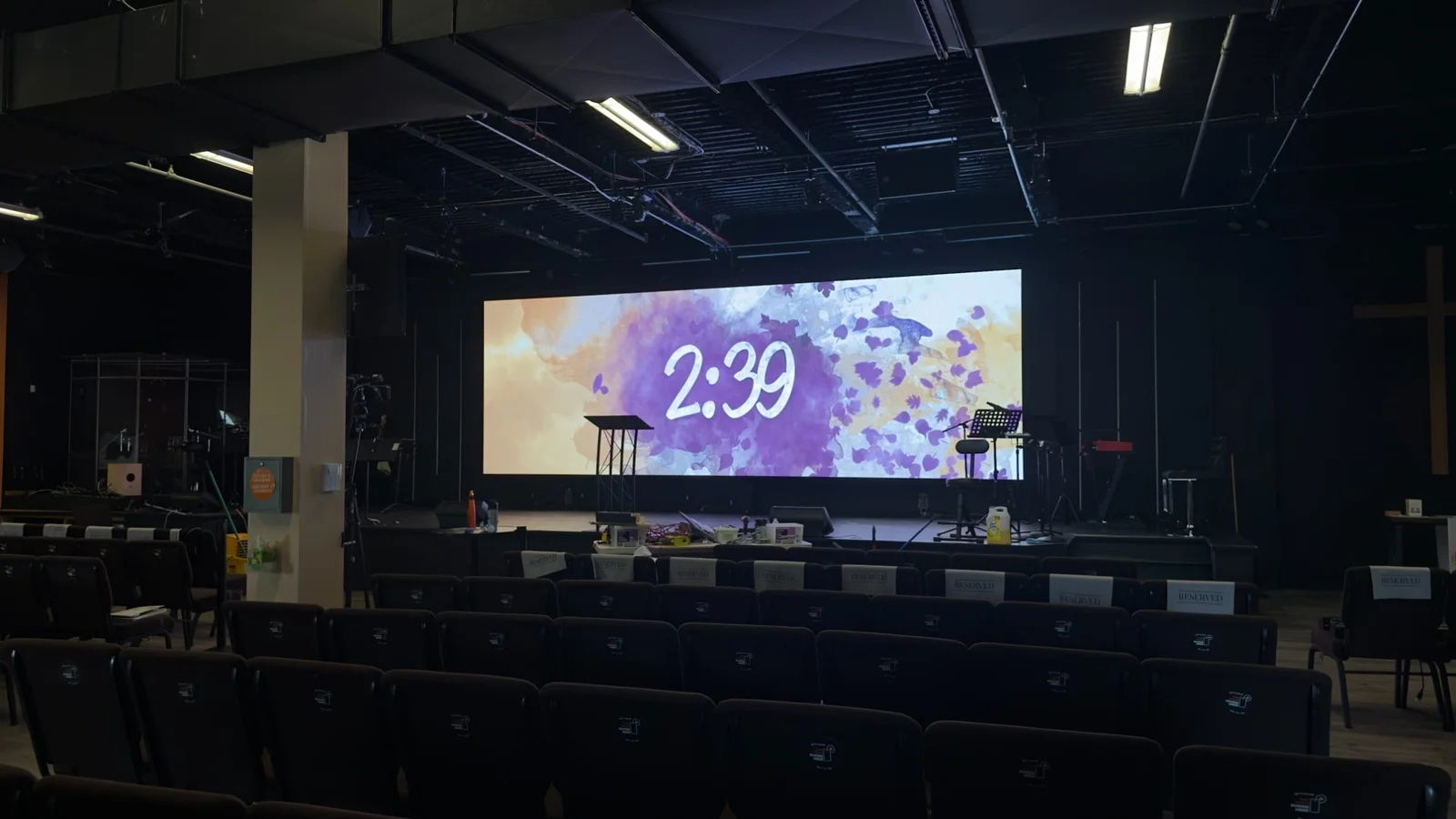 AlturaLED wide LED wall showing a 2:39 countdown in a church